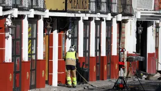 Bomberos de Murcia trabajan frente al Teatre, en la zona de ocio de Las Atalayas, donde ocurrió el incendio.