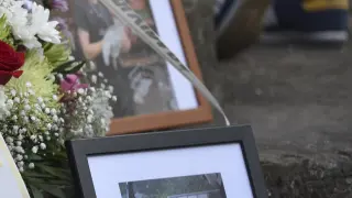 Fotos de la víctima colocadas en un altar improvisado durante la concentración de repulsa celebrada en Boltaña.