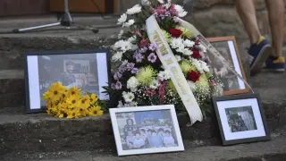 Fotos de la víctima colocadas en un altar improvisado durante la concentración de repulsa celebrada en Boltaña.
