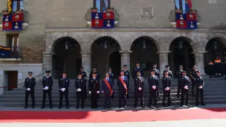 Los condecorados y las autoridades, delante del Ayuntamiento, en la plaza Mayor de Monzón.