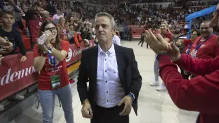 El entrenador del Casademont Zaragoza, Porfirio Fisac, en el pabellón Príncipe Felipe.