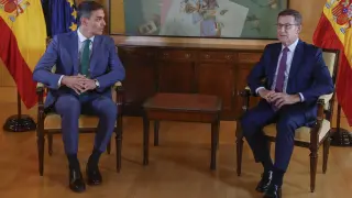El presidente del gobierno en funciones, Pedro Sánchez, mantiene una reunión con el presidente del Partido Popular, Alberto Núñez Feijóo, este lunes en el Congreso de los Diputados