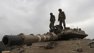 Soldados de artillería israelíes, sobre un tanque en una zona a lo largo de la frontera con Gaza, al sur de Israel.