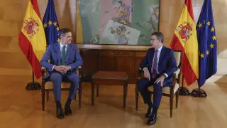 El presidente del gobierno en funciones, Pedro Sánchez, mantiene una reunión con el presidente del Partido Popular, Alberto Núñez Feijóo, este lunes en el Congreso de los Diputados en Madrid.