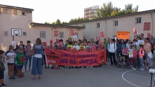 Concentración convocada por CC. OO. en el colegio Juan XXIII de Huesca por la falta de auxiliares de educación infantil.