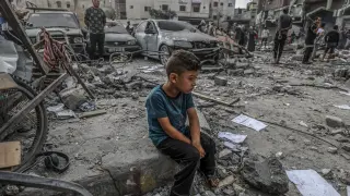 Un chico palestino, junto a las ruinas de un edificio destruido tras un ataque israelí en Khan Yunis.