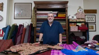 Fernando Maneros, en su tienda de indumentaria de la calle de Matías Carrica de Zaragoza.