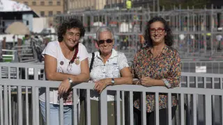 Las hermanas Rosana y Mª Ángela Franco y la hija de esta última, Noël Giménez, en la plaza del Pilar.