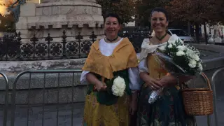 Natividad Gros, derecha, junto a su amiga Beatriz Goméz en la Ofrenda de Flores de 2022.