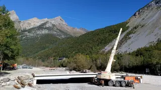 Trabajos de construcción del puente de acceso al parquin de Pineta.