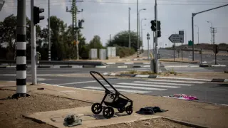 Un carrito de bebé abandonado en las calles de Sderot, una de las ciudades israelíes atacadas por Hamás el sábado