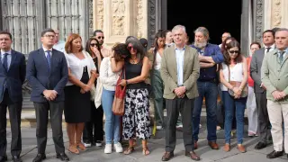 El alcalde de Sevilla, José Luis Sanz acompañado por los familiares de la victima durante los cinco minutos de silencio en la puerta del Ayuntamiento, a 12 de octubre de 2023, en Sevilla.