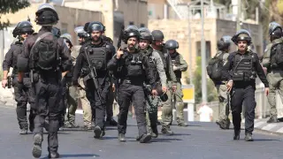 La policía de Israel patrulla el barrio de Wadi al Joz en la ciudad vieja de Jerusalén.