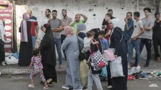 Los residentes de la ciudad de Gaza comienzan a evacuarla, tras la amenaza israelí.