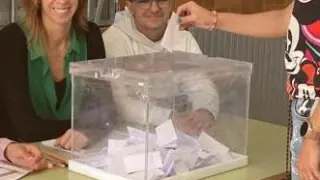 Una mujer deposita su voto en la urna durante la votación que se celebró esta semana, los días 9 y 10 de octubre, en el IES Reyes Católicos de Ejea de los Caballeros.