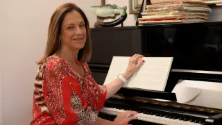 Cristina Sobrino sentada al piano en el salón de su casa.