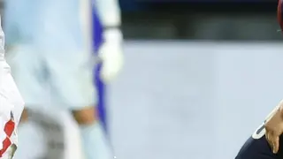 Kento Hashimoto golpea el balón durante el partido con el Eibar.