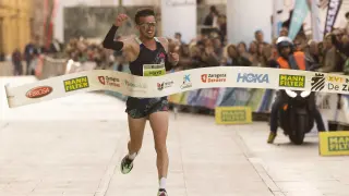 Carlos Mayo entra victorioso en la 10k vinculada a la Maratón de Zaragoza.