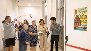 La alcaldesa de Zaragoza, Natalia Chueca, ha visitado este jueves con los vecinos las instalaciones del antiguo instituto Luis Buñuel.
