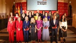 Directivas, premiadas y autoridades, al finalizar el acto de Directivas de Aragón en la Sala de la Corona del Gobierno