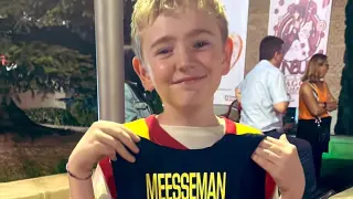 El niño posa con su camiseta de Meesseman, jugadora del Casademont.
