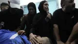 Familiares lloran al niño palestino Ali Abu Khazna, quien fue asesinado durante una incursión del ejército israelí en el campo de refugiados de Nur Shams, en una morgue en Tulkarem, Cisjordania.