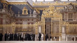 Varias personas hacen cola para entrar al Palacio de Versalles después de que fuera evacuado por un aviso de bomba, este martes.