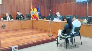 El exconcejal de Daroca y su mujer, ayer, en el juicio celebrado en la Audiencia de Zaragoza.