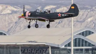 El piloto Álvaro Lapetra, el pasado mes de marzo, cuando iba a aterrizar en el aeropuerto de Zaragoza