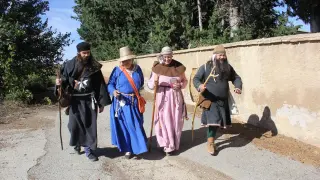 Miembros del grupo de recreación histórica ‘Héroes Legendarios’ han participado en la romería ataviados y calzados como peregrinos del siglo XIII.