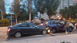 Dos de los coches implicados en el accidente ocurrido en la avenida Martínez de Velasco de Huesca.