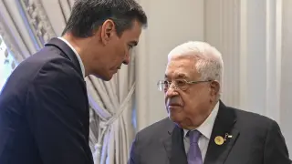 El presidente del Gobierno, Pedro Sánchez, se reúne con el presidente palestino, Mahmud Abás, en El Cairo