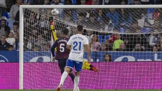 Momento exacto en el que el balón entra en la portería del Real Zaragoza en el 2-3, tras el golpeo lejano de Aketxe y el intento en vano de Poussin por parar la pelota.
