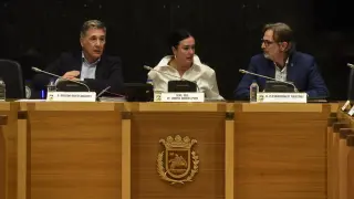 La alcaldesa de Huesca, Lorena Orduna, en el pleno de este lunes junto a Ricardo Oliván e Iván Rodríguez.