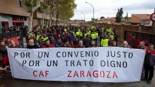 Trabajadores de CAF Zaragoza, durante la protesta de ayer.
