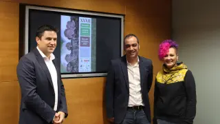 De izquierda a derecha, el alcalde de Ayerbe, Antonio Biescas, el diputado de Cultura, Carlos Sampériz, y la concejala de Medio Ambiente, Rebeca Armada, en la presentación de las XXXII Jornadas Micológicas.