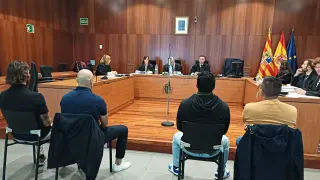 Los cuatro acusados, durante el juicio celebrado este martes en la Audiencia Provincial de Zaragoza.