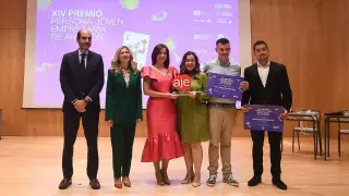 Sara Acero, en el centro, con el Premio Joven Persona Emprendedora de Aragón.