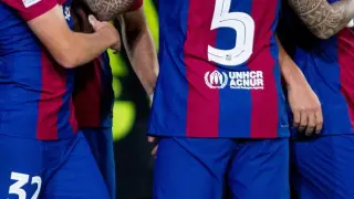 Ferran Torres celebra su gol con sus compañeros en el partido del FC Barcelona contra el Shakhtar Donetsk