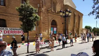 Foto de archivo del abrazo simbólico al antiguo Seminario de Huesca para protestar contra los derribos previstos.