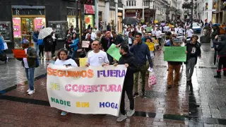 La marcha de las personas sin hogar y la coordinadora de entidades de Zaragoza ha discurrido por la calle de Alfonso I de Zaragoza