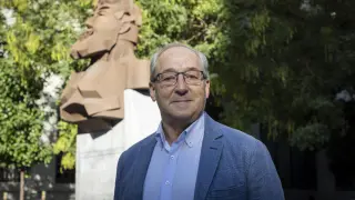 Jesús Arauzo, nuevo director del Instituto Universitario de Investigación de Ingeniería de Aragón (I3A), ante la estatua de Joaquín Costa.