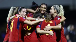 Las jugadoras de la selección, con la aragonesa Salma Paralluelo (segunda por la derecha), celebran el gol de Jenni Hermoso