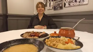 Ana Abadía, con el cocido que sirve en El Candelas de Zaragoza.