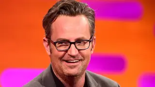 FILE PHOTO: U.S. actor Matthew Perry watches the Los Angeles Lakers NBA game against the Seattle Supersonics in Los Angeles November 3, 2006. REUTERS/Lucy Nicholson/File Photo PEOPLE-MATTHEW PERRY/