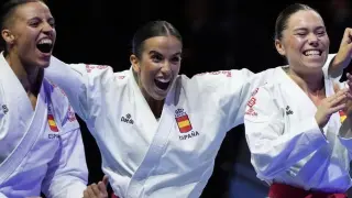 Gema Morales, la zaragozana Raquel Roy y María López celebran la medalla de bronce en el Mundial de Budapest