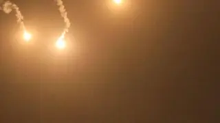 Bengalas disparadas por Israel iluminan el cielo de la ciudad de Gaza, en medio de las batallas en curso entre Israel y el grupo palestino Hamás