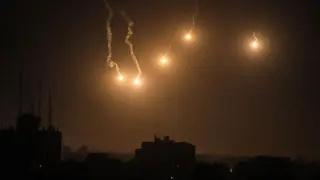 Bengalas disparadas por Israel iluminan el cielo de la ciudad de Gaza, en medio de las batallas en curso entre Israel y el grupo palestino Hamás
