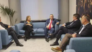 El expresidente de la Generalitat y eurodiputado de JxCat, Carles Puigdemont (2d), y el secretario de organización del PSOE, Santos Cerdán (c),