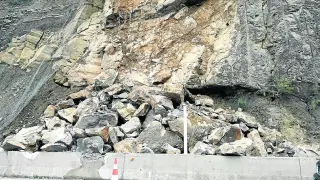 Las rocas caídas en la N-260 ayer fueron apartadas de la calzada de forma rápida.
